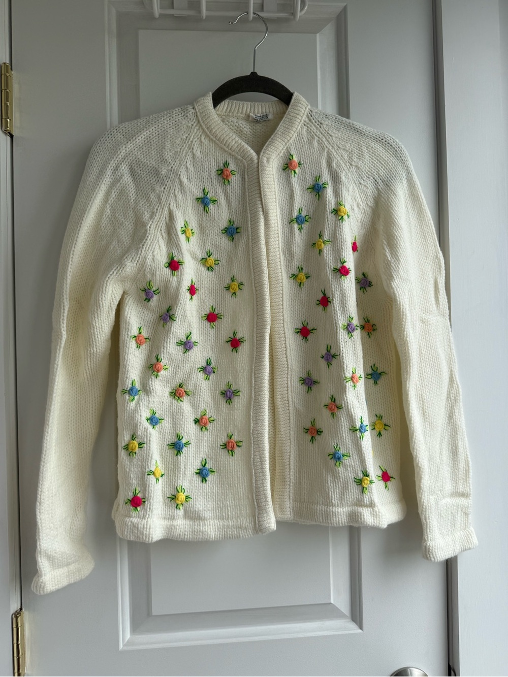 Adorable vintage knit sweater with embroidery florals